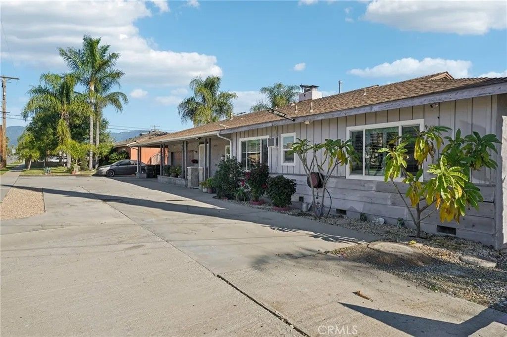 Photo of 901 N Acacia Ave, Rialto, CA 92376 (MLS # AR26015384)