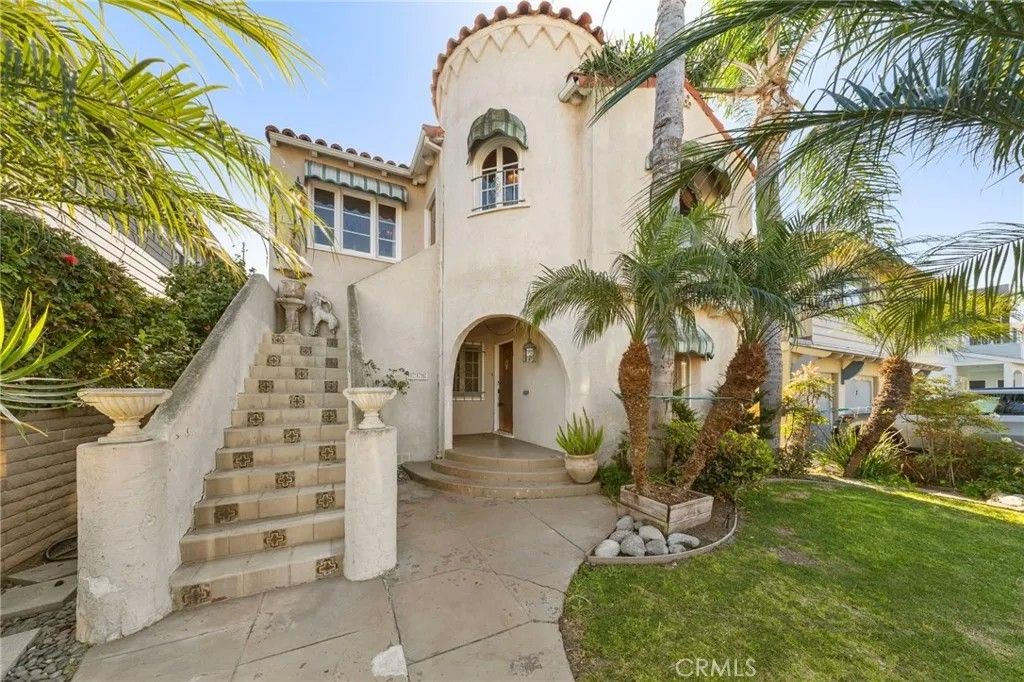 Photo of 118 Roycroft Avenue, Long Beach, CA 90803 (MLS # PW26053289)