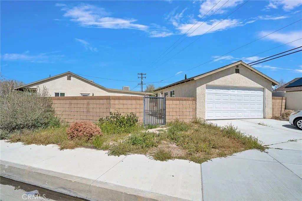 Photo of 44188 Glenraven Rd, Lancaster, CA 93535 (MLS # SR26007774)