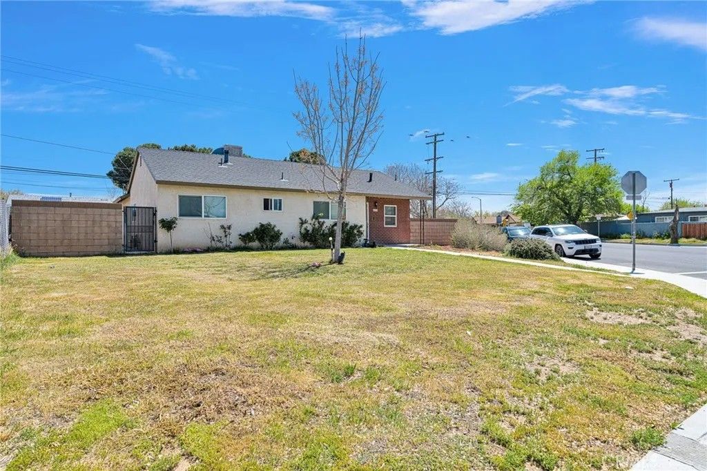 Photo of 44188 Glenraven Rd, Lancaster, CA 93535 (MLS # SR26007774)