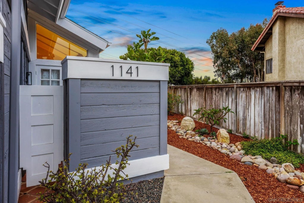 Photo of 1141 Cerro Largo Dr, Solana Beach, CA 92075 (MLS # 260014238)