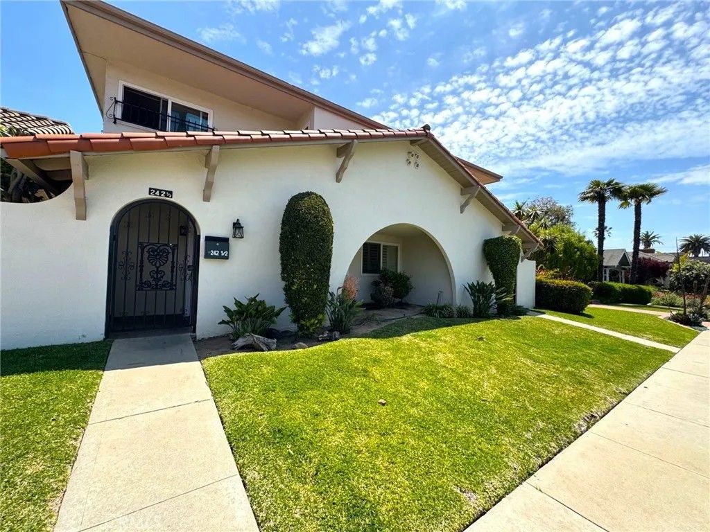 Photo of 242 Belmont Ave #1/2, Long Beach, CA 90803 (MLS # PW26008272)