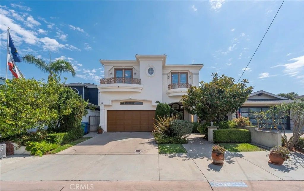 Photo of 1300 Elm Avenue, Manhattan Beach, CA 90266 (MLS # SB25280783)