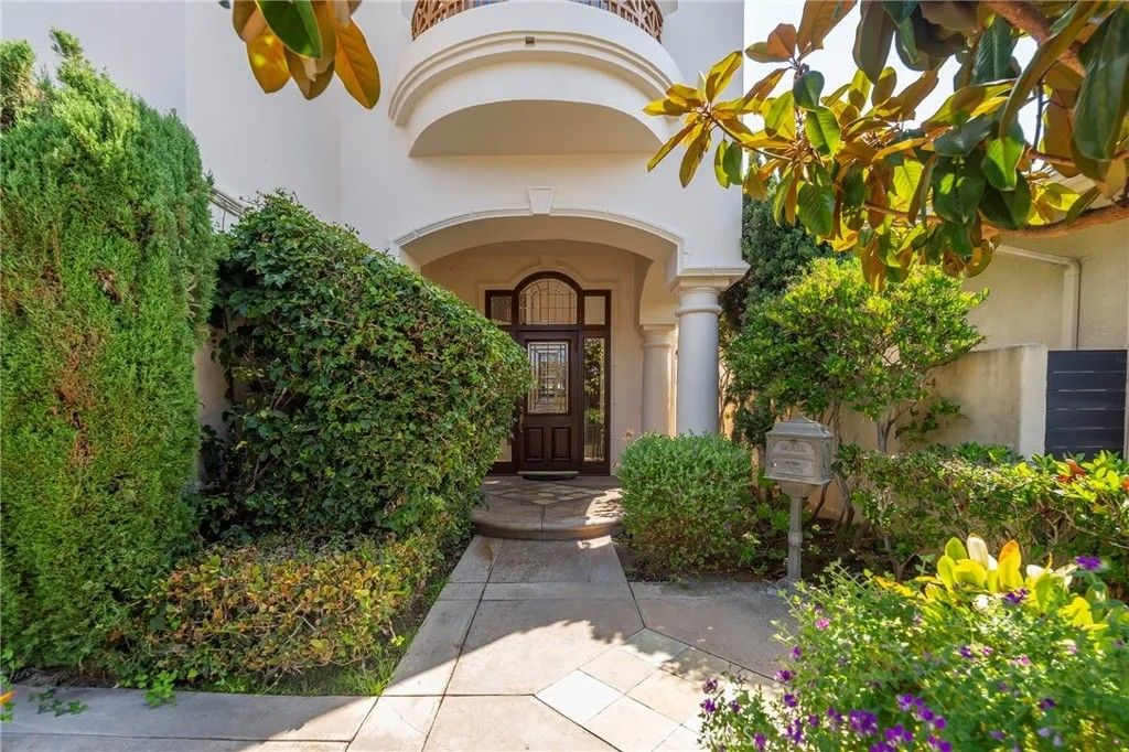 Photo of 1300 Elm Avenue, Manhattan Beach, CA 90266 (MLS # SB25280783)