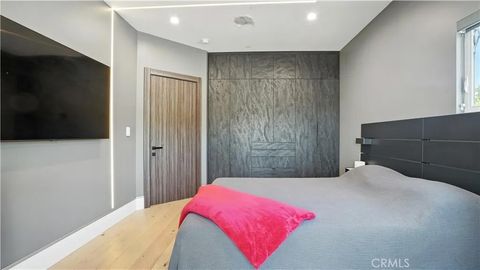 Tiny photo for 2806 Manhattan Ave, Glendale, CA 91214 (MLS # GD25236548)