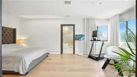 Tiny photo for 2806 Manhattan Ave, Glendale, CA 91214 (MLS # GD25236548)