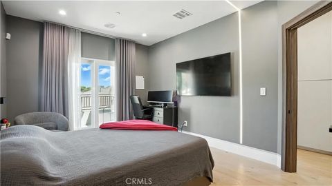 Tiny photo for 2806 Manhattan Ave, Glendale, CA 91214 (MLS # GD25236548)