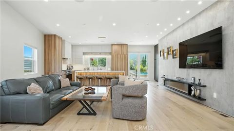 Tiny photo for 2806 Manhattan Ave, Glendale, CA 91214 (MLS # GD25236548)