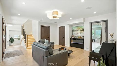 Tiny photo for 2806 Manhattan Ave, Glendale, CA 91214 (MLS # GD25236548)
