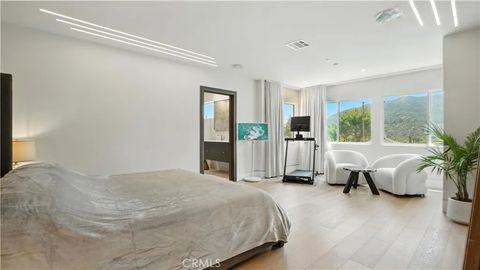 Tiny photo for 2806 Manhattan Ave, Glendale, CA 91214 (MLS # GD25236548)