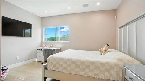 Tiny photo for 2806 Manhattan Ave, Glendale, CA 91214 (MLS # GD25236548)