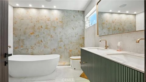 Tiny photo for 2806 Manhattan Ave, Glendale, CA 91214 (MLS # GD25236548)