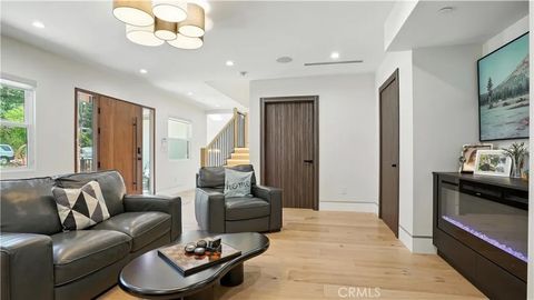 Tiny photo for 2806 Manhattan Ave, Glendale, CA 91214 (MLS # GD25236548)