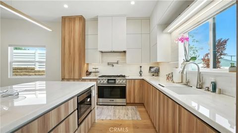 Tiny photo for 2806 Manhattan Ave, Glendale, CA 91214 (MLS # GD25236548)