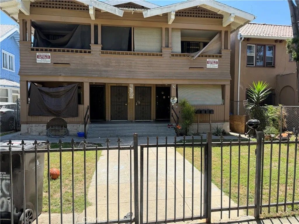 Photo of 910 W 40th Place, Los Angeles, CA 90037 (MLS # SR26089171)