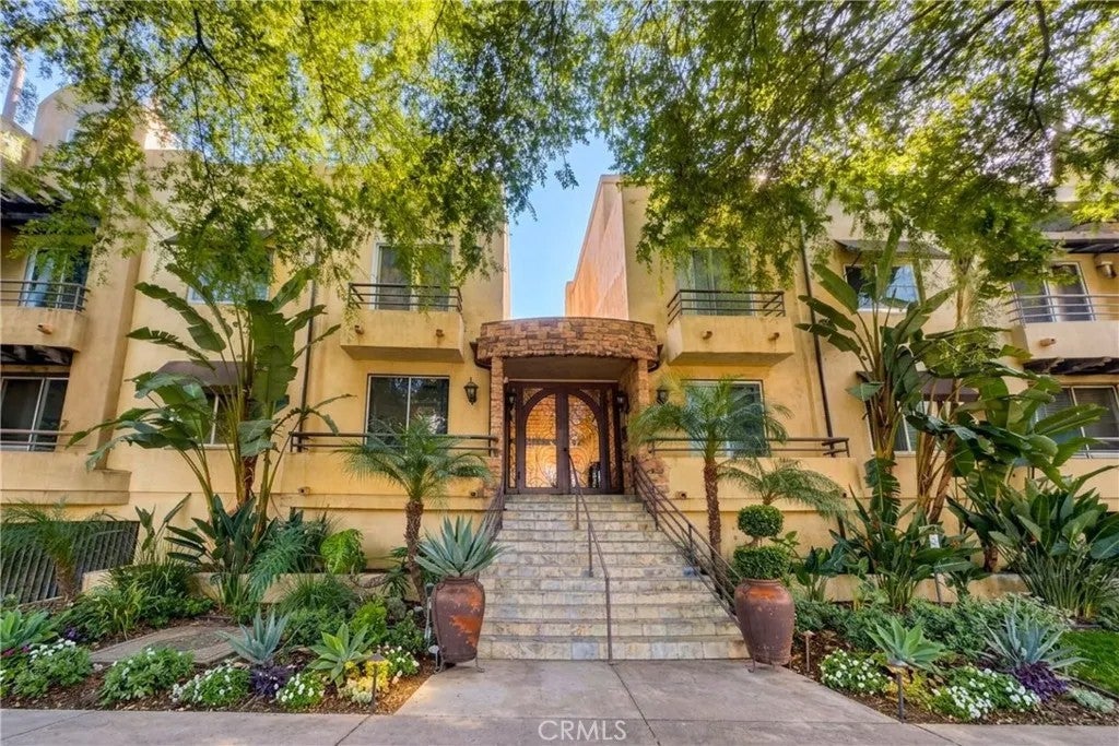 4128 Whitsett 101