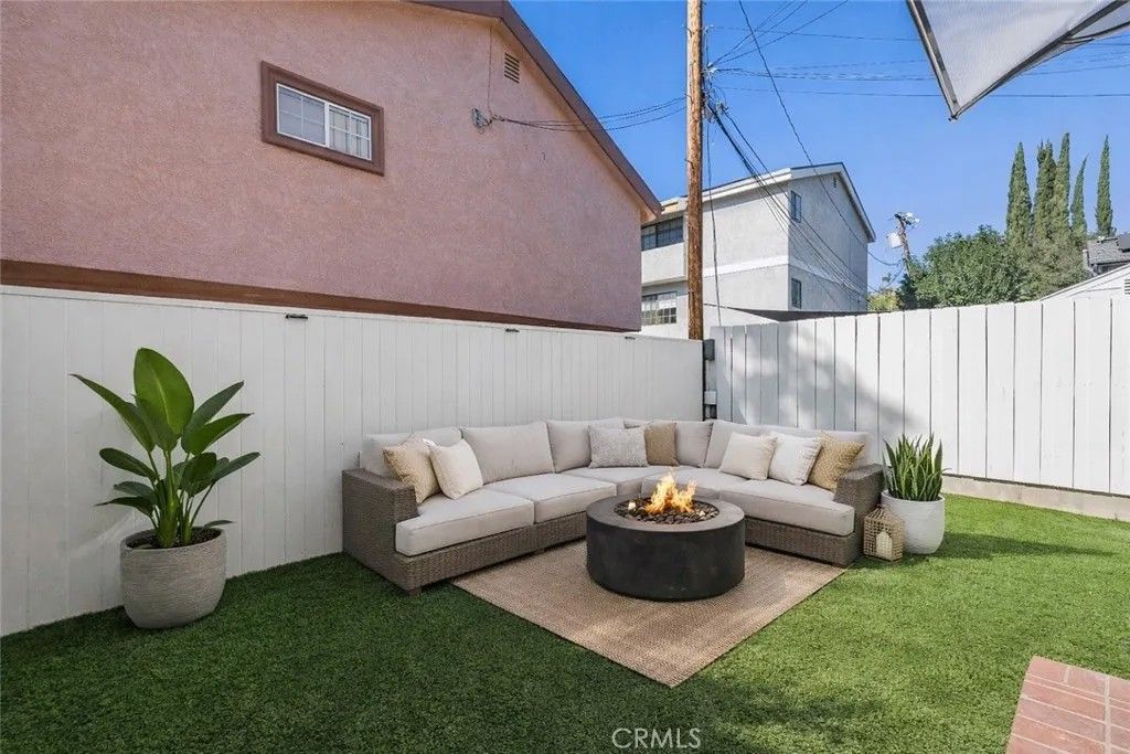 Photo of 21209 De La Guerra Street, Woodland Hills, CA 91364 (MLS # SR26021234)