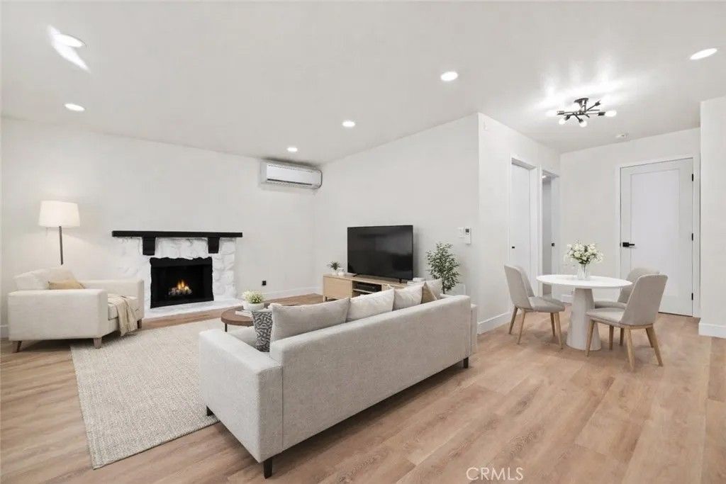 Photo of 21209 De La Guerra Street, Woodland Hills, CA 91364 (MLS # SR26021234)