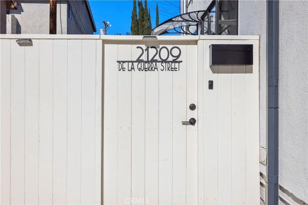 Photo of 21209 De La Guerra Street, Woodland Hills, CA 91364 (MLS # SR26021234)