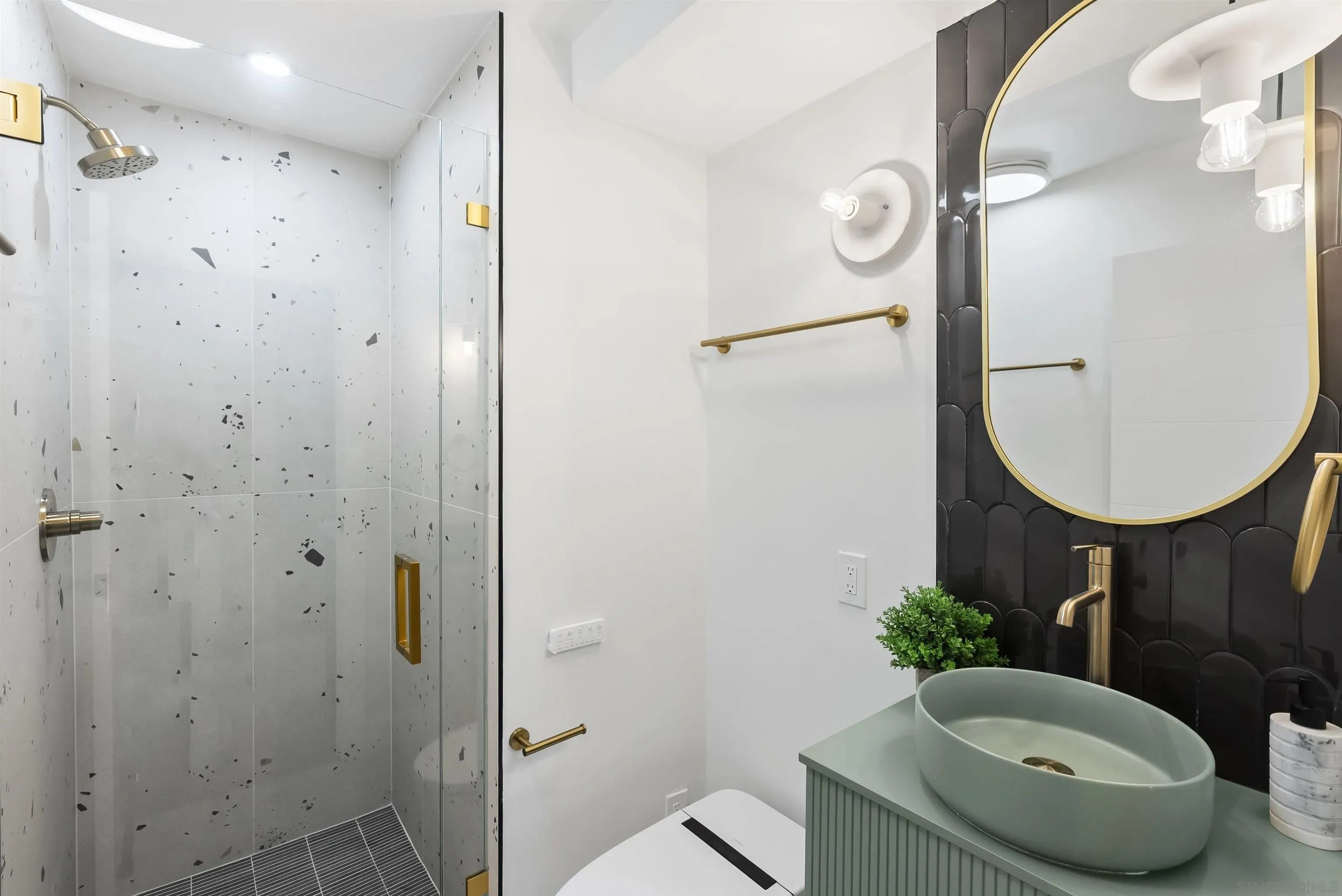 La Jolla, California 92037, United States, 2 Bedrooms Bedrooms, ,2 BathroomsBathrooms,Residential,Active,215695