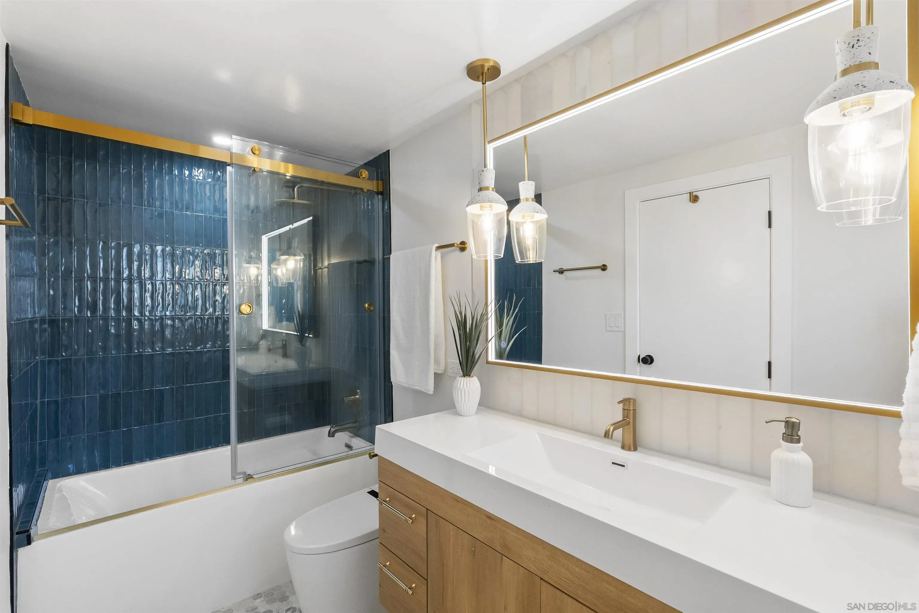 La Jolla, California 92037, United States, 2 Bedrooms Bedrooms, ,2 BathroomsBathrooms,Residential,Active,215695