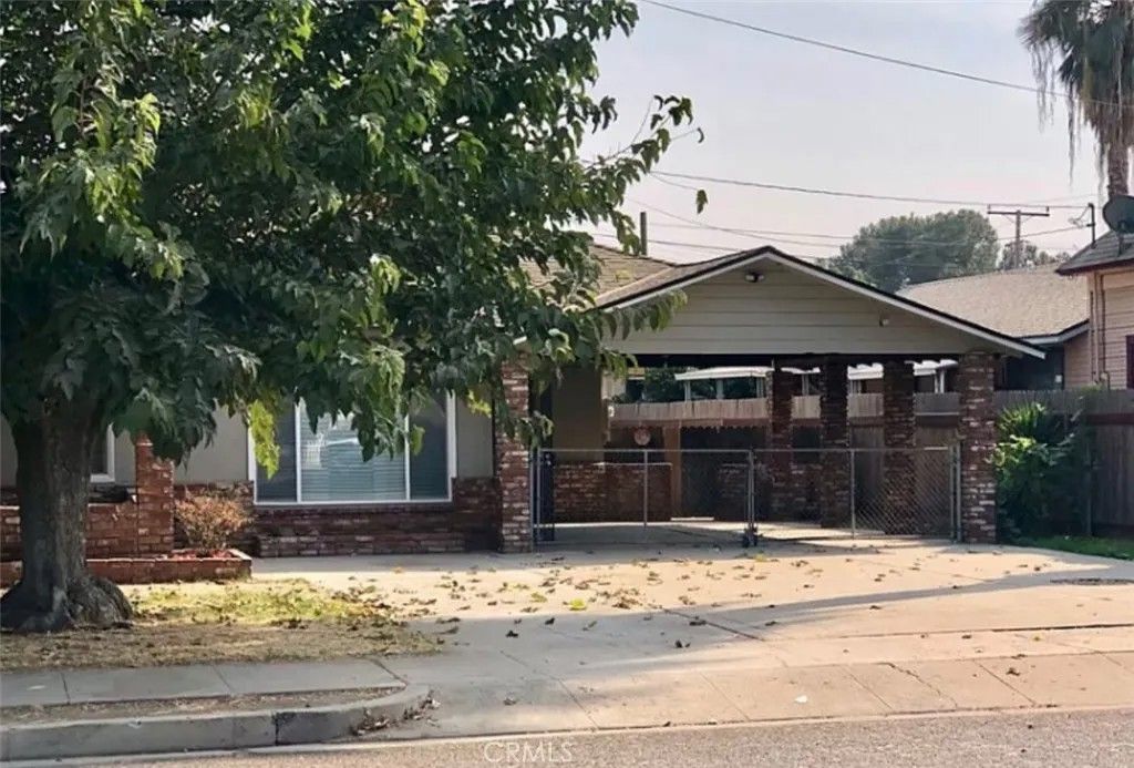 Photo of 704 N Garden St, Visalia, CA 93291 (MLS # OC26009071)