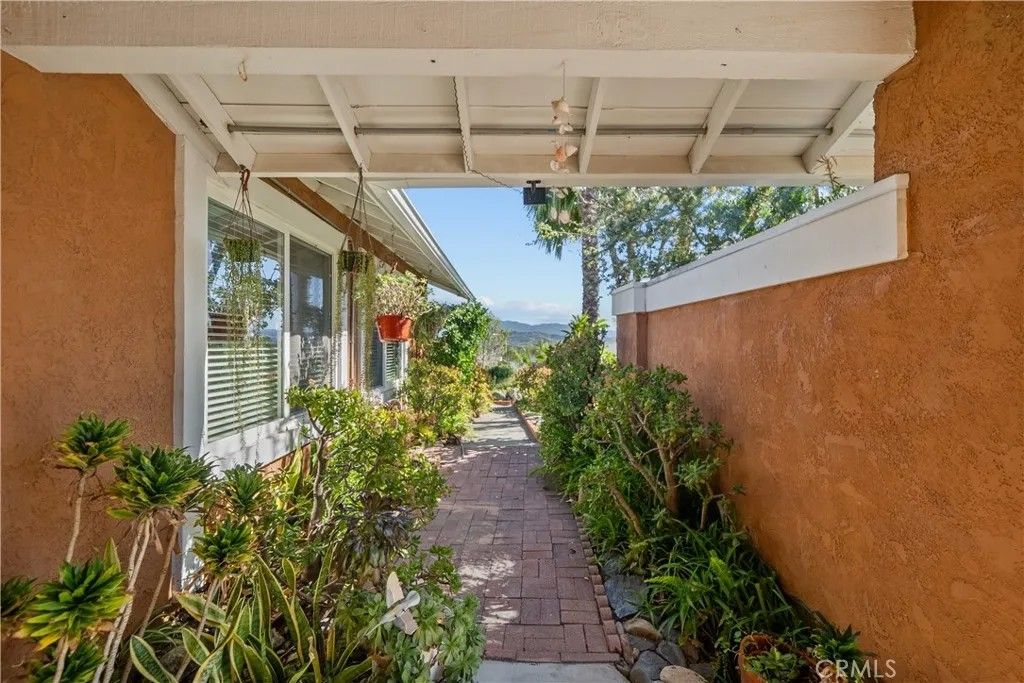 Photo of 23149 Cuervo Dr, Valencia, CA 91354 (MLS # SR26069025)