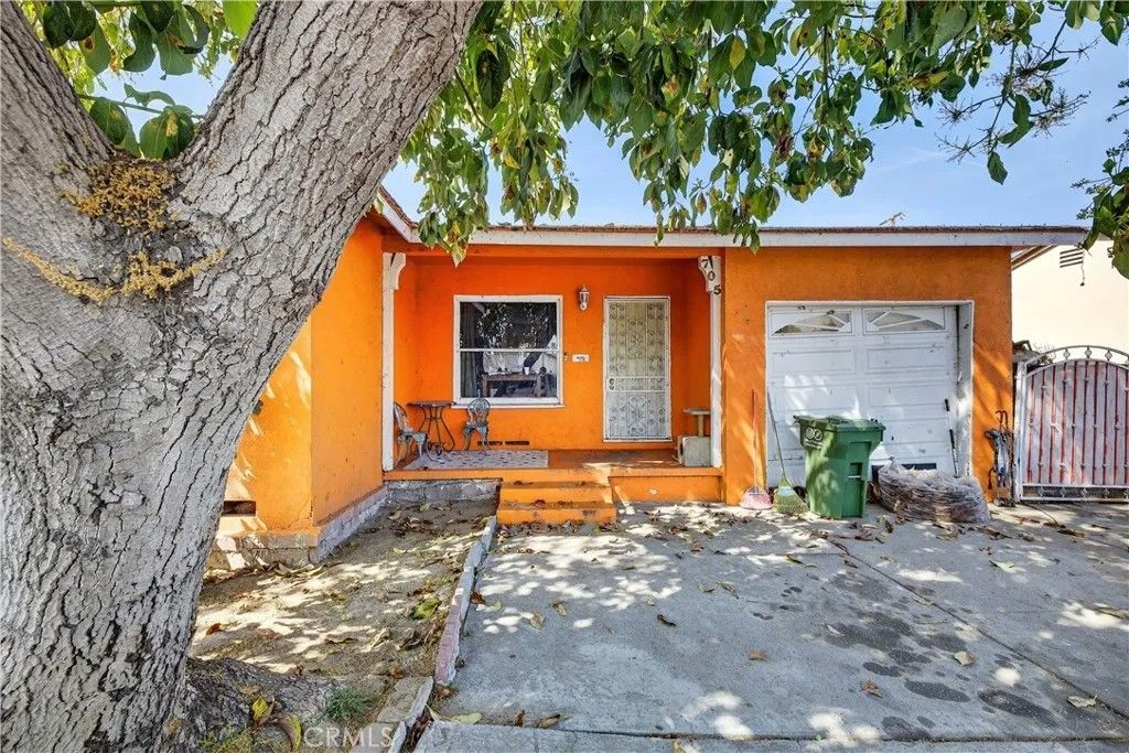 Photo of 705 S Thorson Avenue, Compton, CA 90221 (MLS # CV26051467)