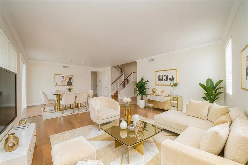 24320 Calle Estancia