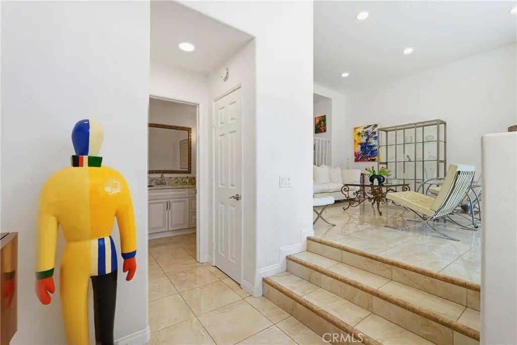 6182 Fernwood