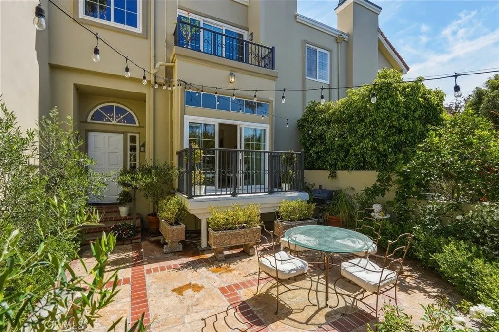 6182 Fernwood
