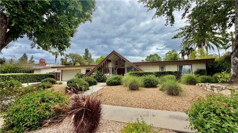 Photo of 22430 Collins ST, Woodland Hills, CA 91367 (MLS # SR26098636)