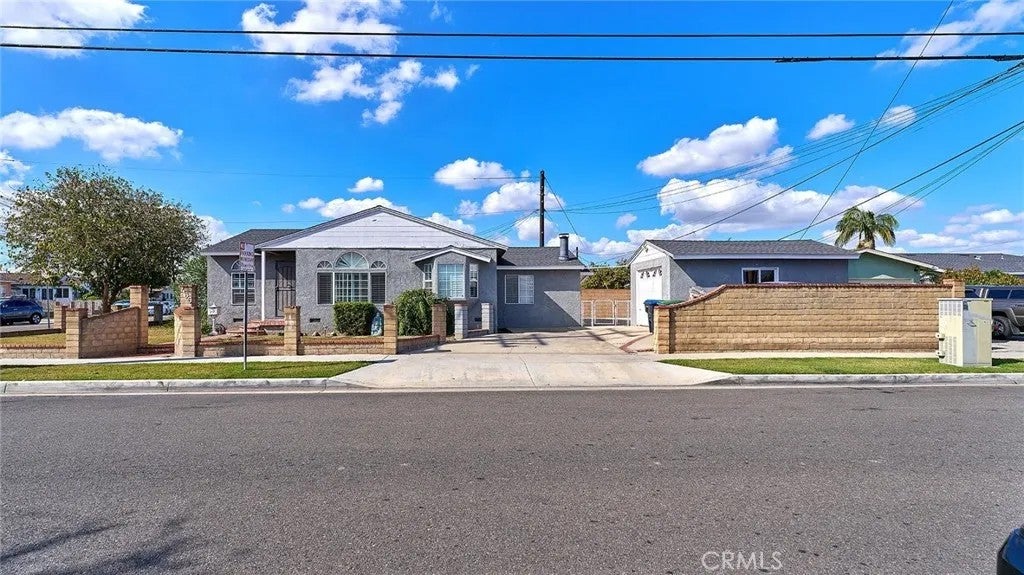 Photo of 465 E 219th ST, Carson, CA 90745 (MLS # OC26233900)