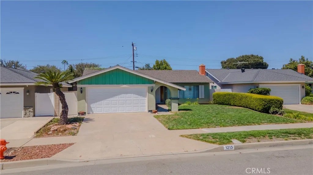 1215 E Mardell
