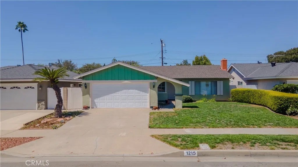 1215 E Mardell