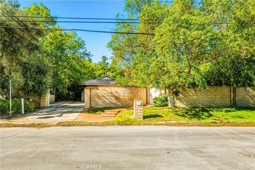 Photo of 5433 Shirley Avenue, Tarzana, CA 91356 (MLS # SR25258908)