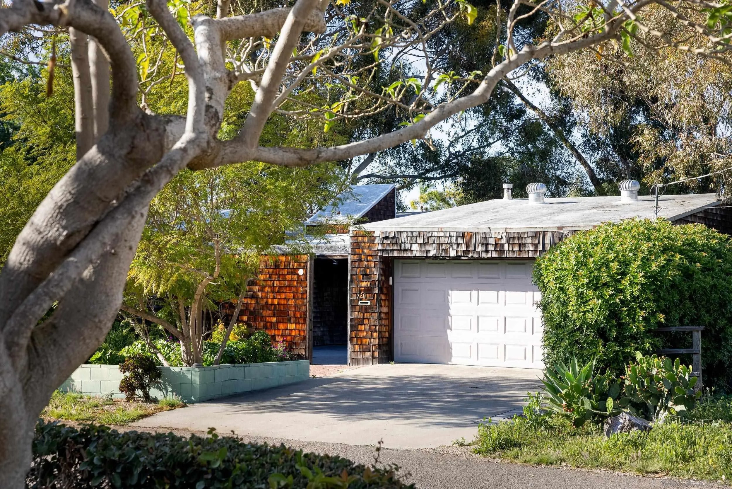 720 W Montecito Way
