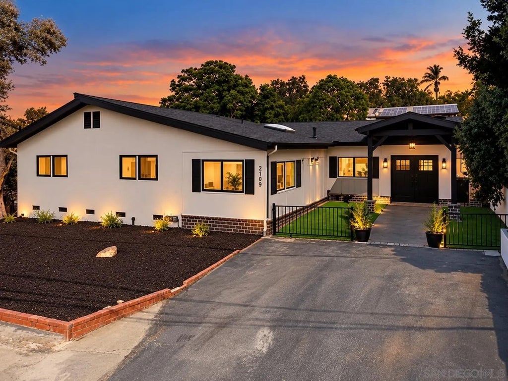 Photo of 210 S Orange Ave, Fallbrook, CA 92028 (MLS # 260023420)