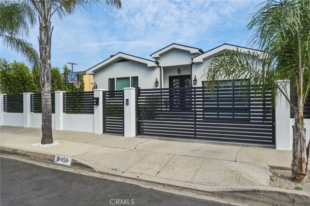 Photo of 6450 Teesdale Avenue, North Hollywood, CA 91606 (MLS # SR26048772)