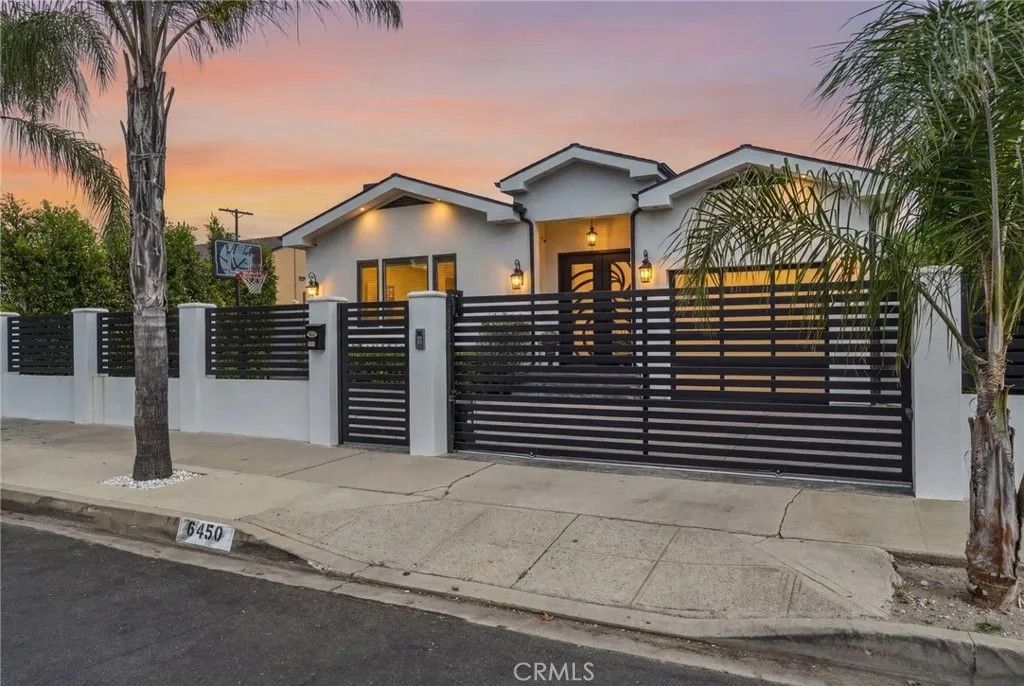 Photo of 6450 Teesdale Avenue, North Hollywood, CA 91606 (MLS # SR26048772)