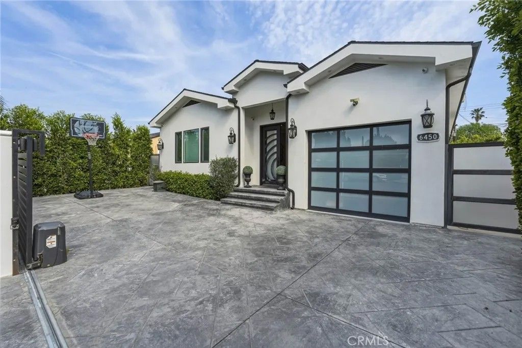 Photo of 6450 Teesdale Avenue, North Hollywood, CA 91606 (MLS # SR26048772)