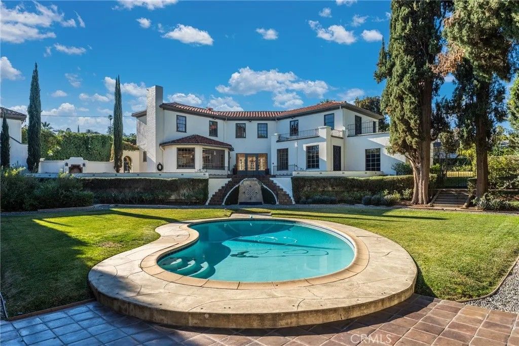 Photo of 1205 W Highland Avenue, Redlands, CA 92373 (MLS # IG26001017)