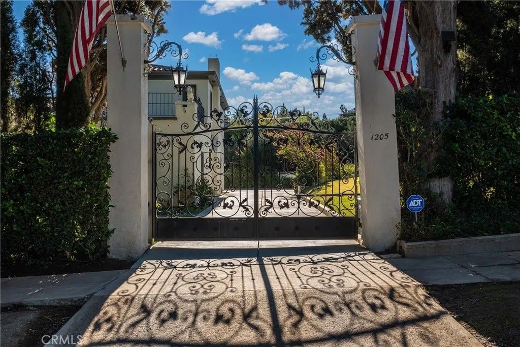 Photo of 1205 W Highland Avenue, Redlands, CA 92373 (MLS # IG26001017)