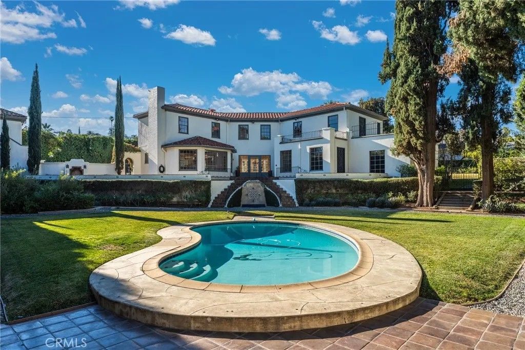 Photo of 1205 W Highland Avenue, Redlands, CA 92373 (MLS # IG26001017)