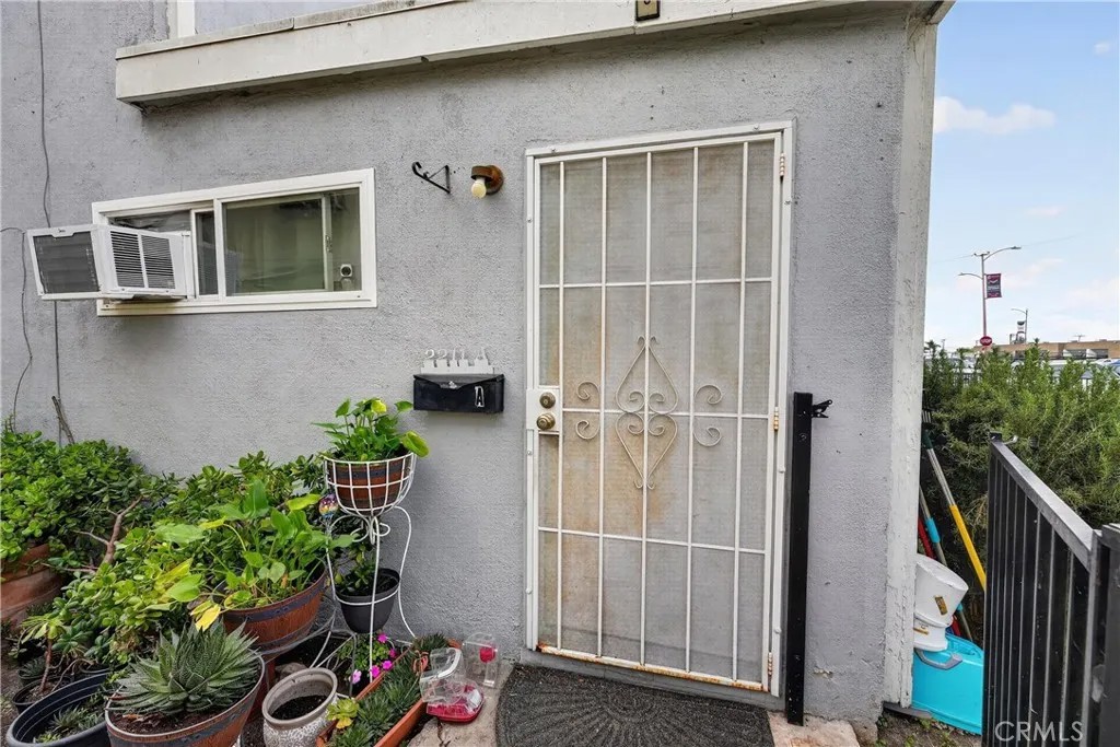 2211 S Fairview