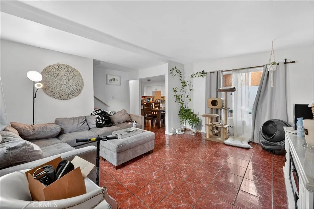 2211 S Fairview