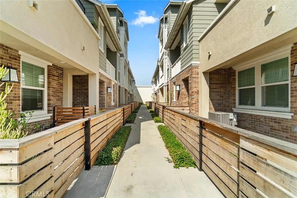 16426 Whittier 3