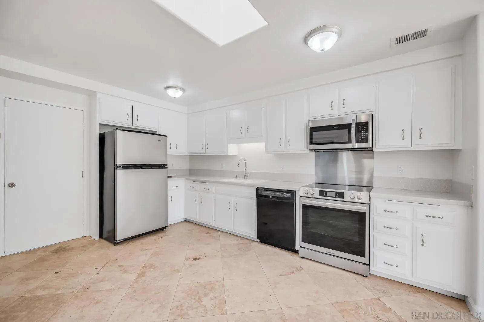 Solana Beach, California 92075, United States, 2 Bedrooms Bedrooms, ,2 BathroomsBathrooms,Residential,Active,195449