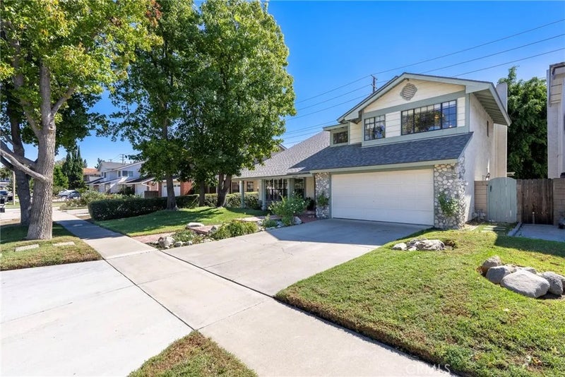 8008 E Woodsboro