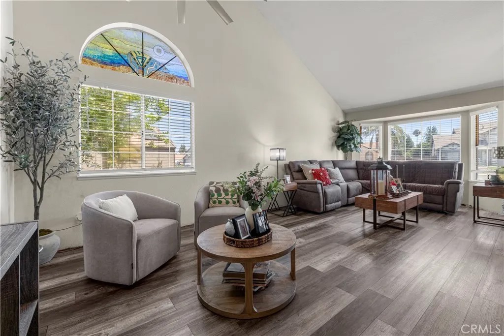 1176 W Buxton